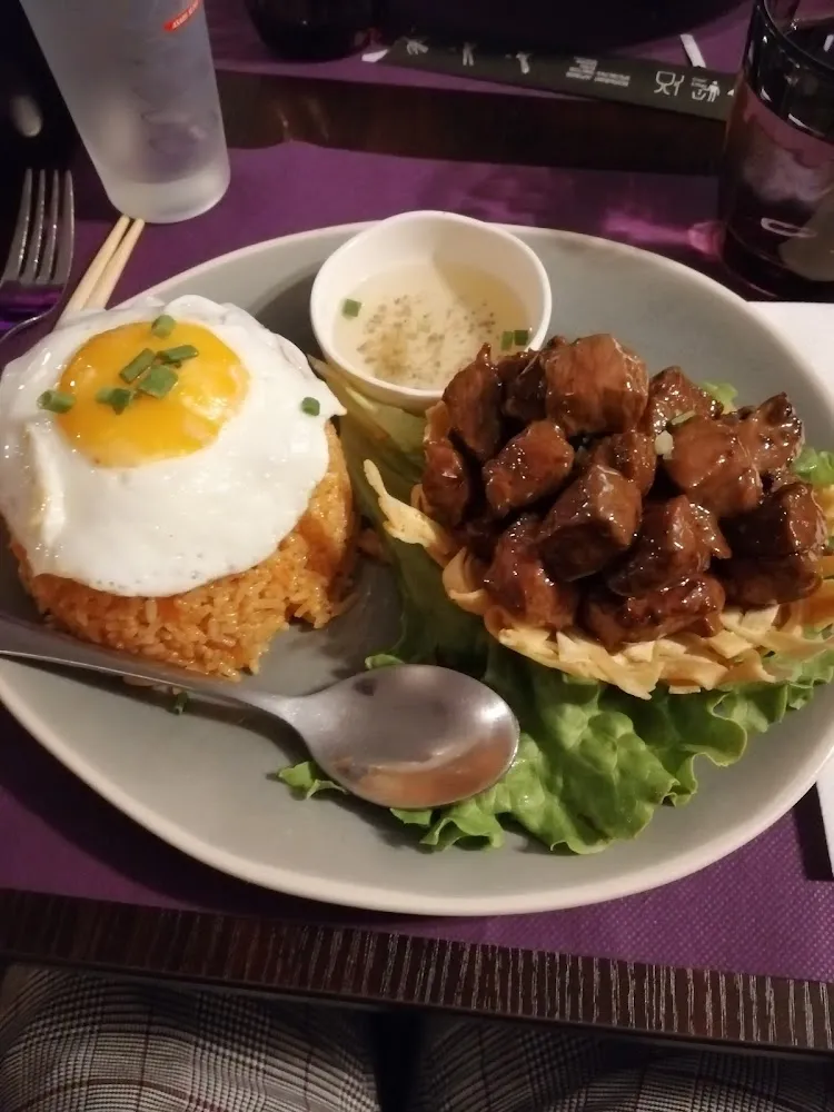 Bœuf Lok Lak Complet Avec Œuf Au Plat Et Riz À la Tomate